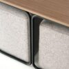 PAMPA, žurnalinis staliukas su pouffes, viršus: riešutas, kojelės: juoda, pufas: pilka